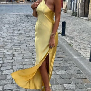 2025 New Summer Fashion Elegant Sexy Yellow Backless Midi Dress